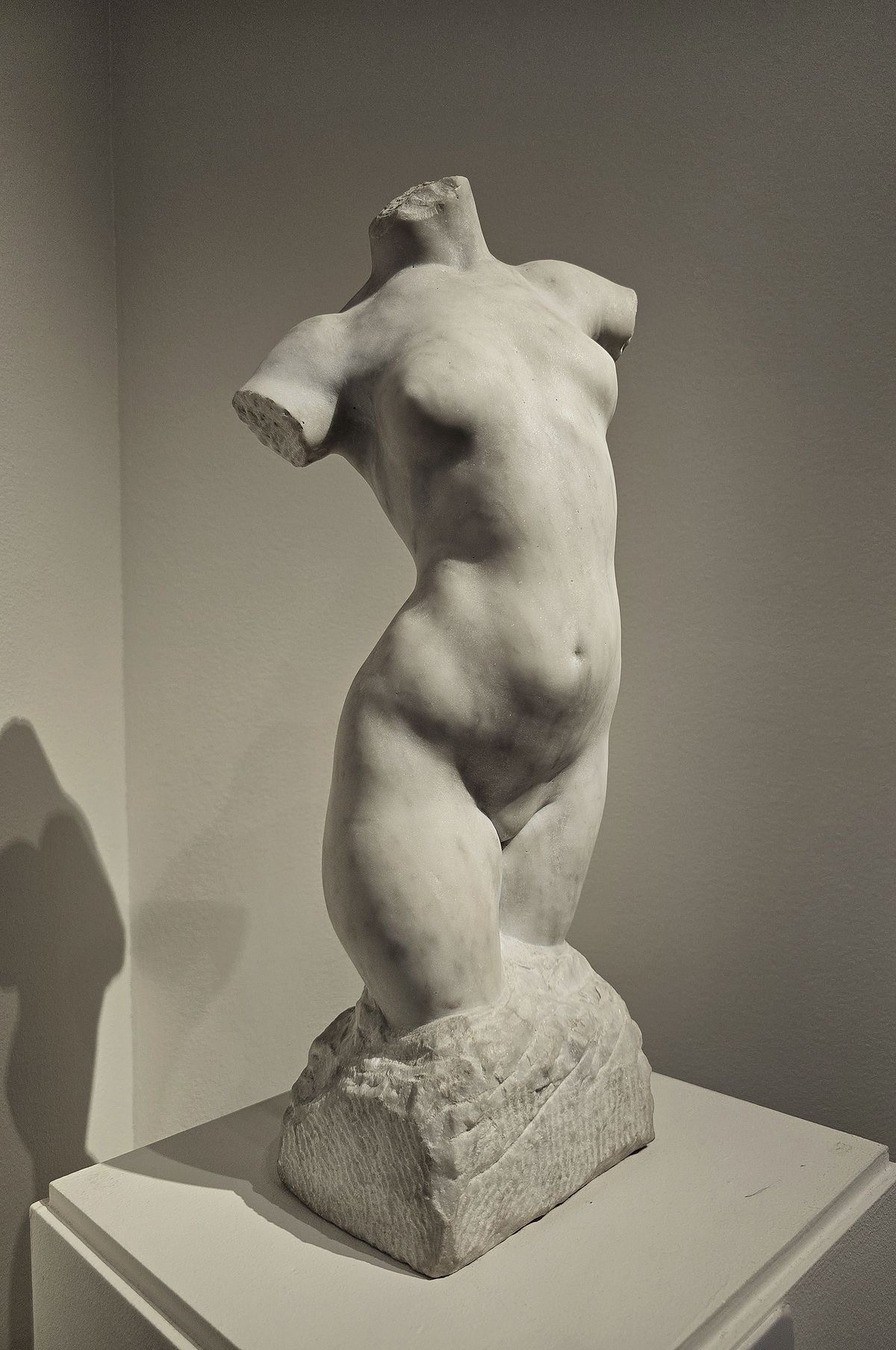 Sculpture de torse fragmentaire